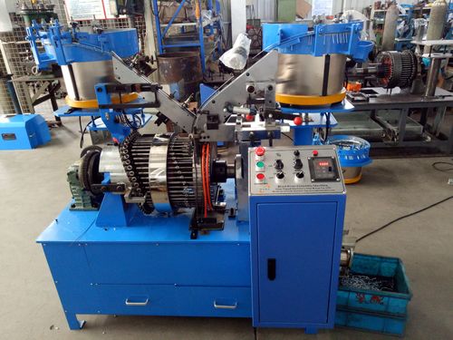 mais recente caso da empresa sobre Fornecedor Automotivo Alemão Moderniza Produção com Máquina Avançada de Fabricação de Rebites