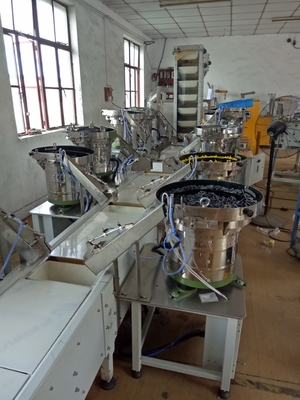 Máquina de embalagem de fixação para a produção de rivetes de grande escala e produção em grande volume