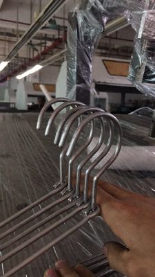 A roupa automática prende o gancho que faz a máquina