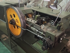 Vídeo de ensaio de uma máquina de encaixe a frio de esferas de aço, para fabricação de esferas de aço de 4 mm